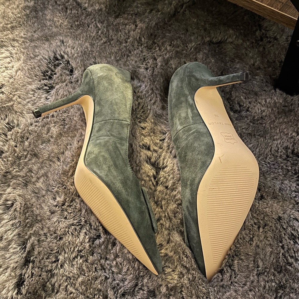 New without tags: Buckle Pointy Toe Suede Pumps - Picture 2 of 4